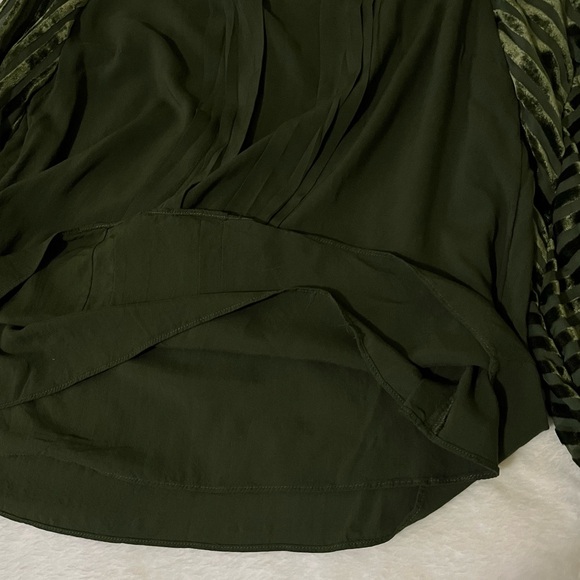 Soft Surrounding Women’s Dark Green Top with Velvet Striped Sleeve Sz M - Picture 9 of 13
